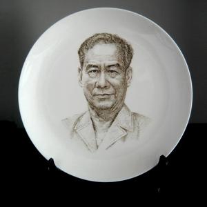 刻瓷:人民公仆许士杰像