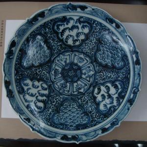 青花缠枝海水纹盘