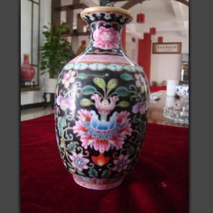 黑底缠枝花卉小瓶