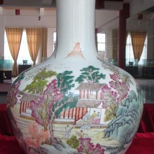 粉彩山水楼阁天球瓶