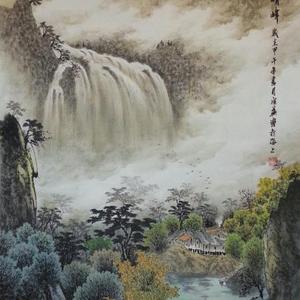 一潭碧水秀晴峰